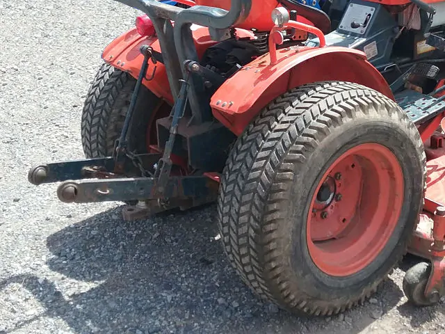 Kubota B7100 3-point linkage system